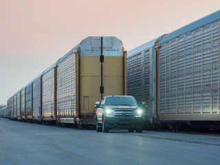 Illustration for article titled Ford demuestra la potencia de su pickup F-150 eléctrica remolcando un tren de 500 toneladas
